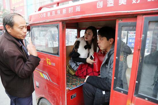 80后小夫妻郑州火车站卖衣服 6年狂赚十几套房