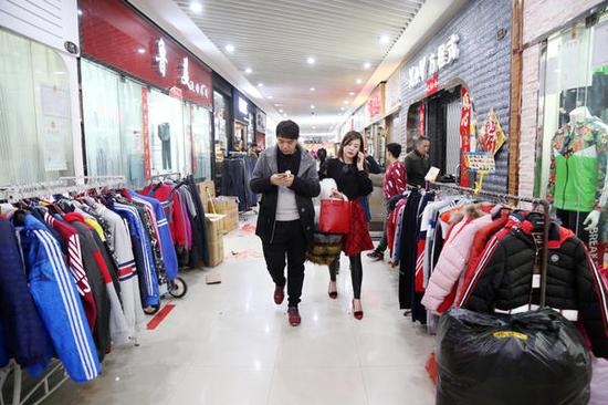 80后小夫妻郑州火车站卖衣服 6年狂赚十几套房