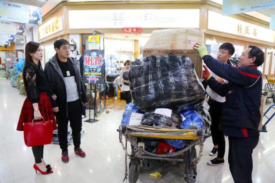 [打拼]80后小两口郑州火车站卖衣服