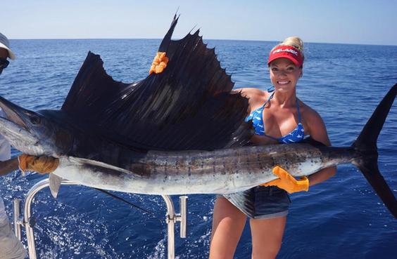 比基尼美女炫技钓大鱼 身材性感受热捧