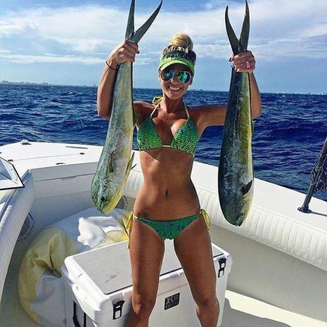 比基尼美女炫技钓大鱼 身材性感受热捧