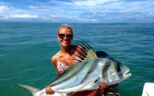 比基尼美女炫技钓大鱼 身材性感受热捧