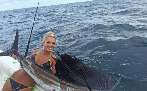 比基尼美女炫技钓大鱼 身材性感受热捧