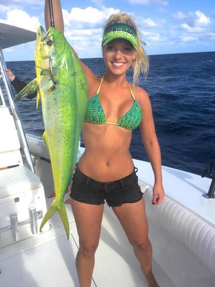 比基尼美女炫技钓大鱼 身材性感受热捧