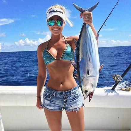 比基尼美女炫技钓大鱼 身材性感受热捧