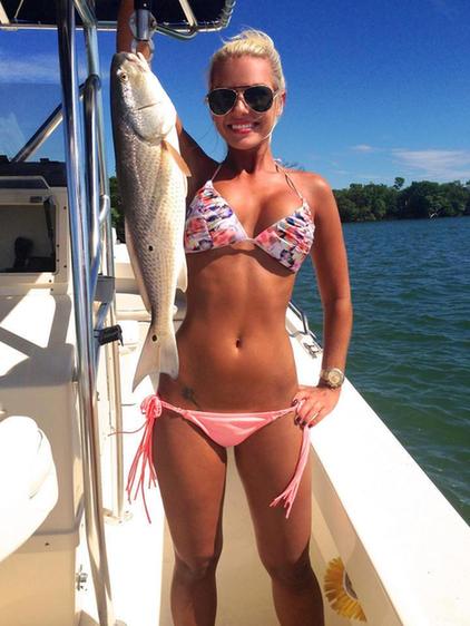 比基尼美女炫技钓大鱼 身材性感受热捧