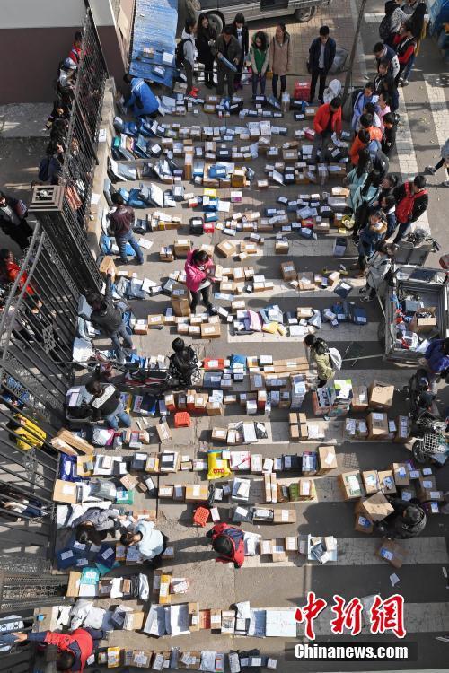 “双十一”落幕 各地迎快递派送高峰