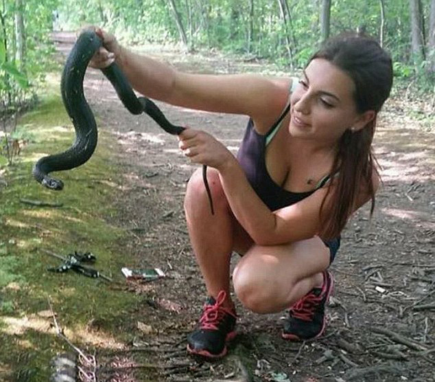 美国女学生找各种蛇合影 求人们爱护蛇