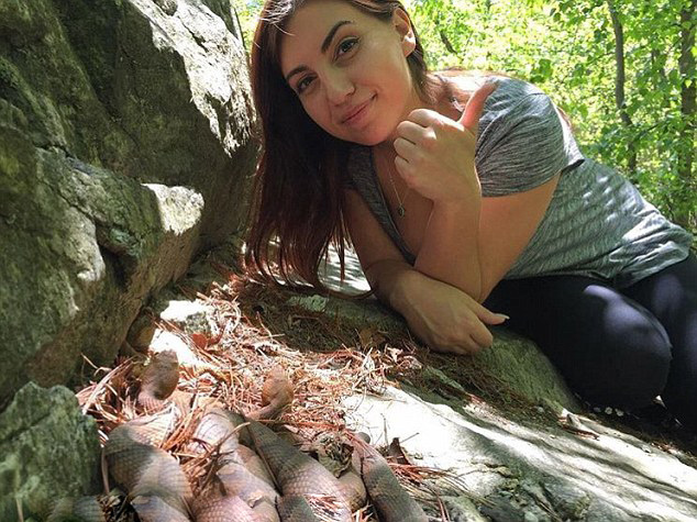 美国女学生找各种蛇合影 求人们爱护蛇