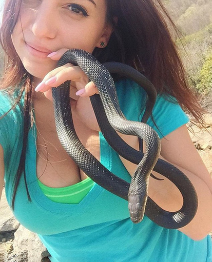 美国女学生找各种蛇合影 求人们爱护蛇