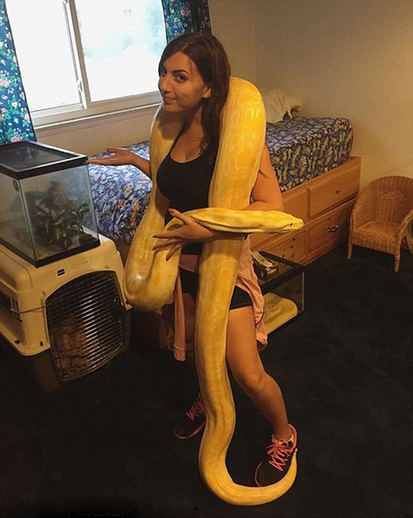 美国女学生找各种蛇合影 求人们爱护蛇