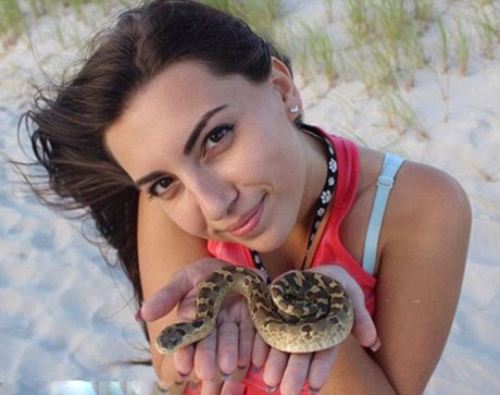 美国女学生找各种蛇合影 求人们爱护蛇