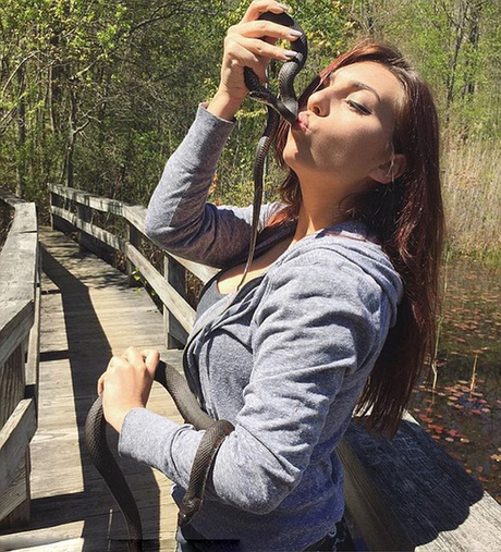 美国女学生找各种蛇合影 求人们爱护蛇