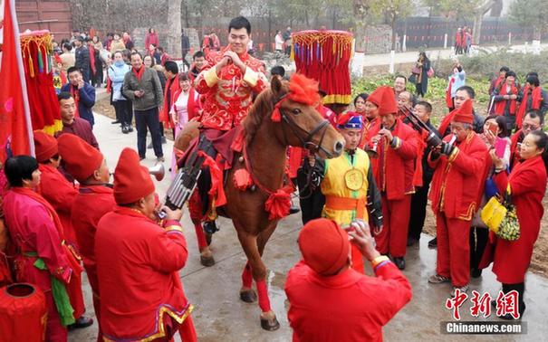 高头大马、八抬大轿娶媳妇 “90后”的中式传统婚礼