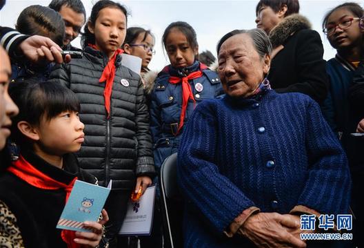 （社会）（5）南京举行南京大屠杀死难者遗属家庭祭告活动