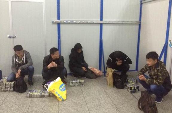 厉害了！深圳5个人身上带着超过500台苹果手机被抓