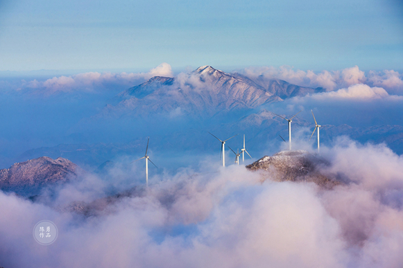 白云深处九宫山。（陈勇  摄）