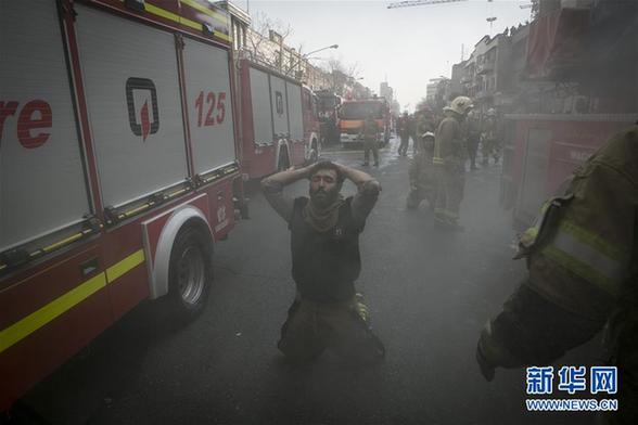 （国际）（1）伊朗一栋高层建筑起火倒塌