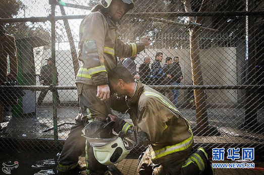（外代一线）（3）伊朗一栋高层建筑起火倒塌