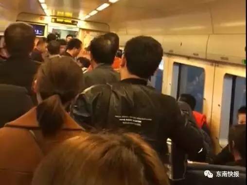 往深圳北一动车站票乘客被叫去换乘 铁路局回应