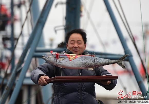 山东烟台：渔民祭海祈福欢庆渔灯节