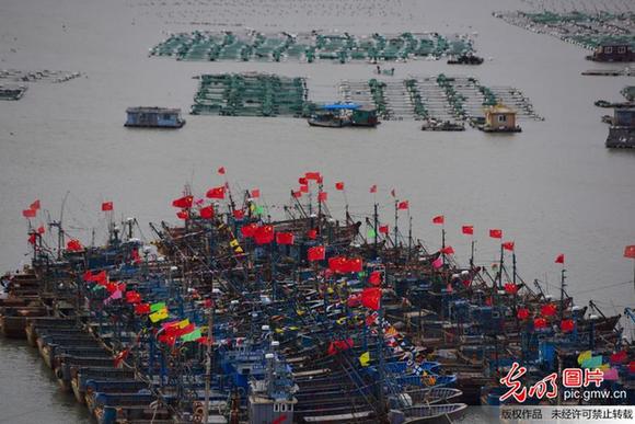 山东烟台：渔民祭海祈福欢庆渔灯节