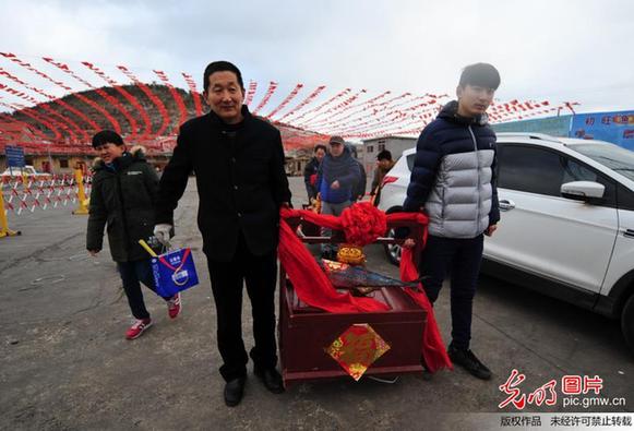 山东烟台：渔民祭海祈福欢庆渔灯节