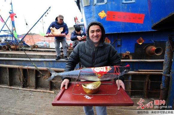 山东烟台：渔民祭海祈福欢庆渔灯节