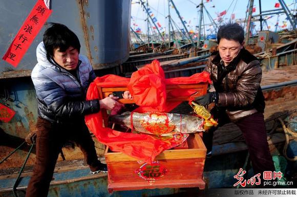山东烟台：渔民祭海祈福欢庆渔灯节