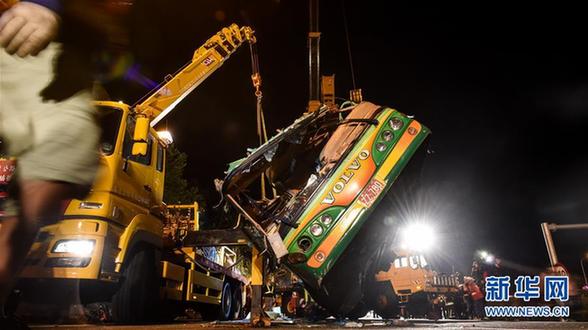 (突发事件后续)(2)台湾游览车翻车事故已致32死 车上无大陆游客