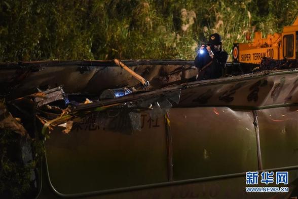 (突发事件后续)(5)台湾游览车翻车事故已致32死 车上无大陆游客