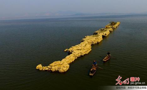 江西仙女湖水位下降 明代古桥露真颜