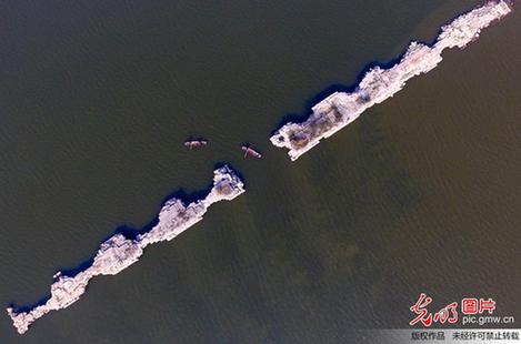 江西仙女湖水位下降 明代古桥露真颜