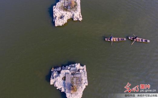 江西仙女湖水位下降 明代古桥露真颜