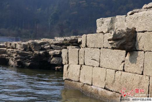 江西仙女湖水位下降 明代古桥露真颜