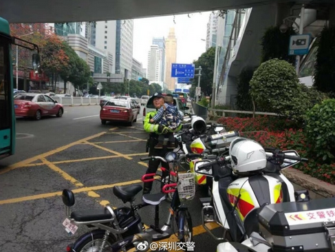 罗湖交警上班为啥抱个娃？因为娃娃奶爸犯了错