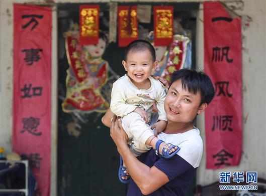 （砥砺奋进的五年·脱贫攻坚表情谱）（1）刘福财：不建新房建猪舍 带头致富奔小康