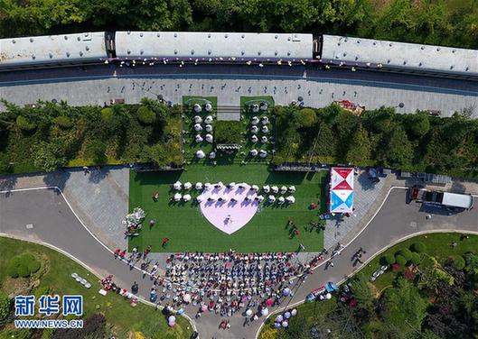 （社会）（3）郑州铁路职工举行集体婚礼