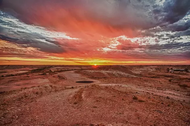 澳洲地下小镇住着三千多人：教堂、餐厅、赌场一应俱全