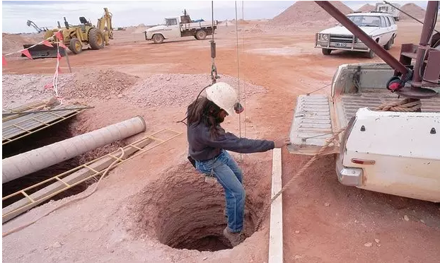 澳洲地下小镇住着三千多人：教堂、餐厅、赌场一应俱全