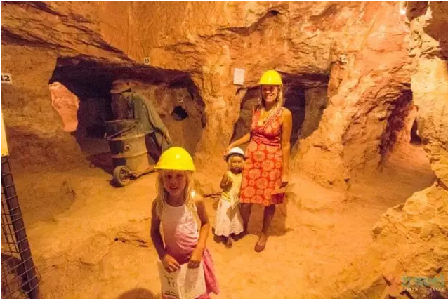 澳洲地下小镇住着三千多人：教堂、餐厅、赌场一应俱全