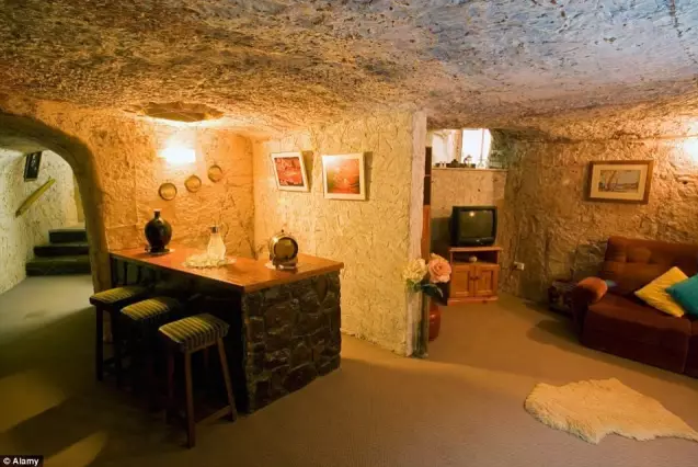 澳洲地下小镇住着三千多人：教堂、餐厅、赌场一应俱全