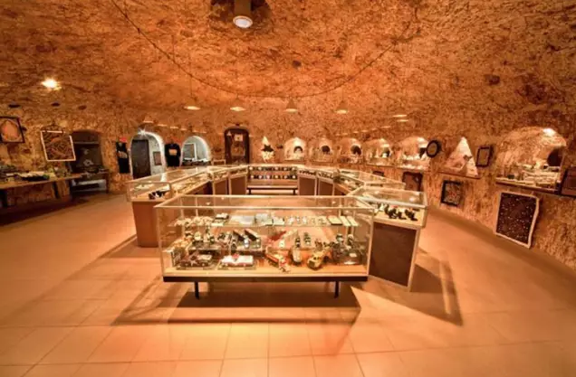 澳洲地下小镇住着三千多人：教堂、餐厅、赌场一应俱全