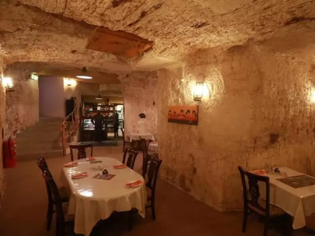 澳洲地下小镇住着三千多人：教堂、餐厅、赌场一应俱全