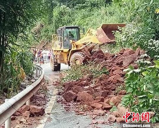 四川雅安雨城强降雨发生多处山体垮塌部分道路受阻