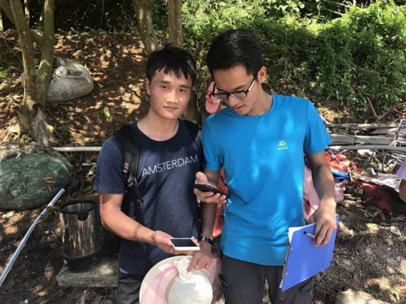 △ 工作人员进行终点核销，给领队打分