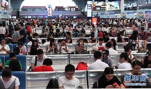 （社会）（2）全国多地迎来假日出行高峰