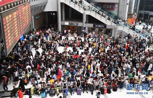 （社会）（3）全国多地迎来假日出行高峰