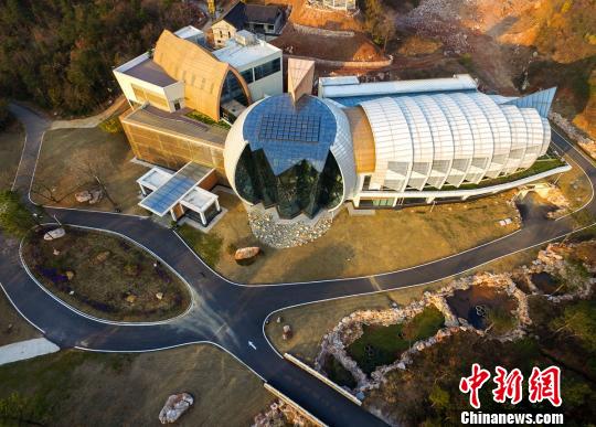 江苏句容一红木艺术馆外型酷似“脱壳金蝉”