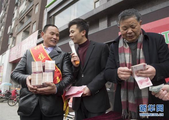 （社会）（2）江西种粮大户连续7年给农民发巨额年终奖 